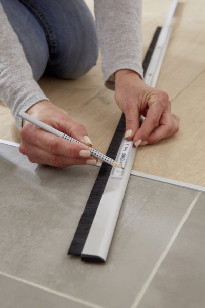 tesa® Izolační kartáčové těsnění na dveře PREMIUM, 100 cm x 4 cm, nerezové provedení