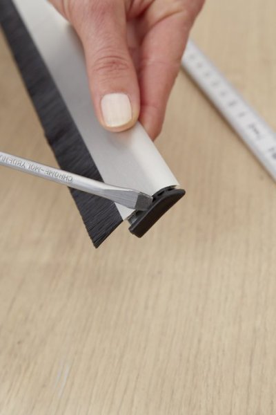 tesa® Izolační kartáčové těsnění na dveře PREMIUM, 100 cm x 4 cm, nerezové provedení