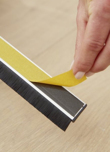 tesa® Izolační kartáčové těsnění na dveře PREMIUM, 100 cm x 4 cm, nerezové provedení