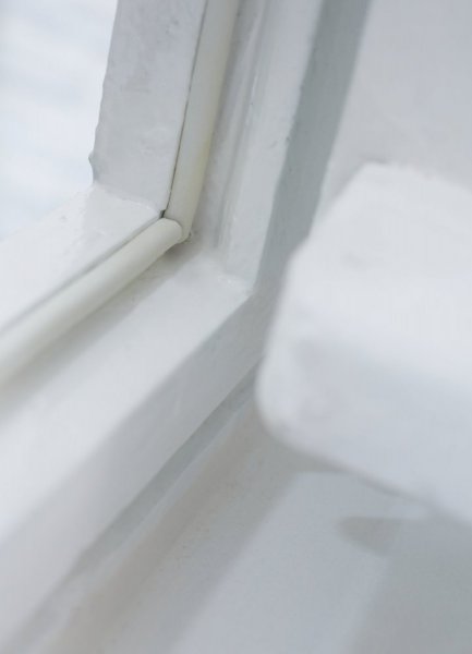 Gumové těsnění, bílé, na okna a dveře, E profil, buben 100m
